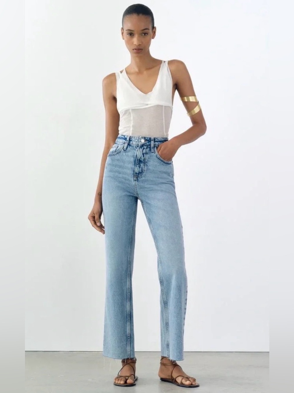 Zara Women’s High Rise Jeans Denim Pants Distressed Raw Hem, size 8 Medium Wash